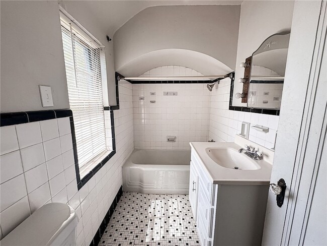 Building Photo - 2710 Henderson Rd