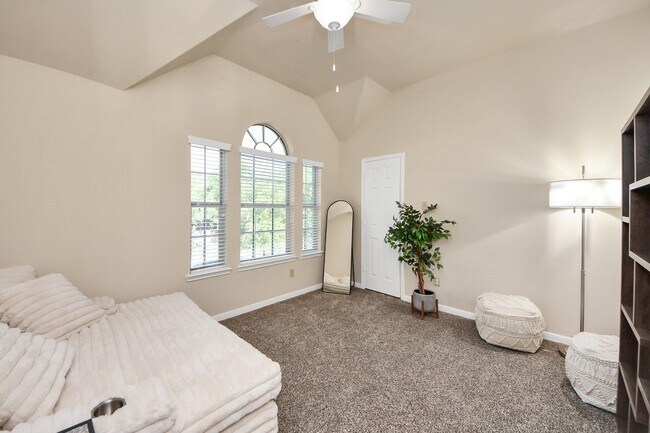 Building Photo - 30214 Vinebriar Dr