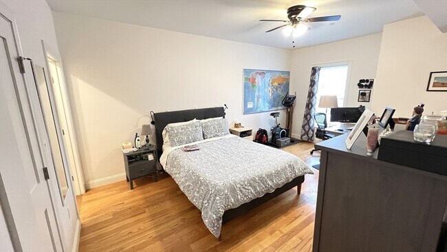 Building Photo - 489 Main St