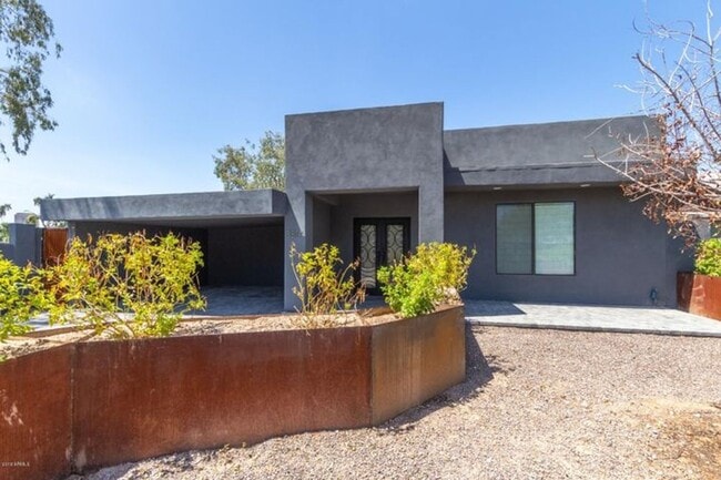 Building Photo - Beautiful 3bdrm 3 bath home with guest casita in desirable Whitton district