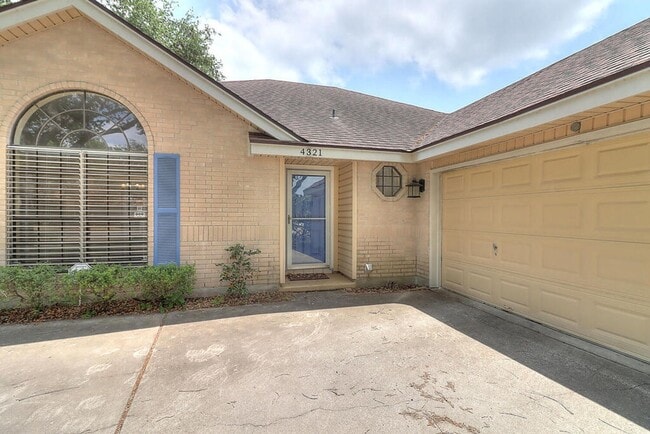 Building Photo - 4321 Holly Ridge Dr