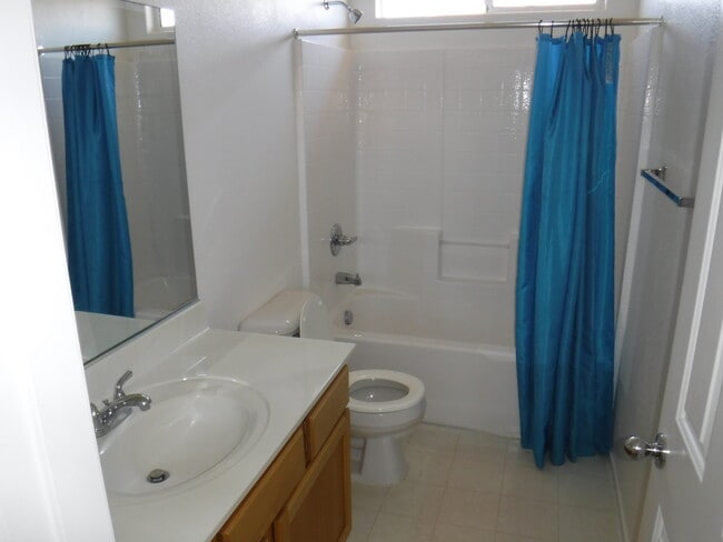 Building Photo - 3 BEDROOM HOME IN GATED COMMUNITY WITH COM...