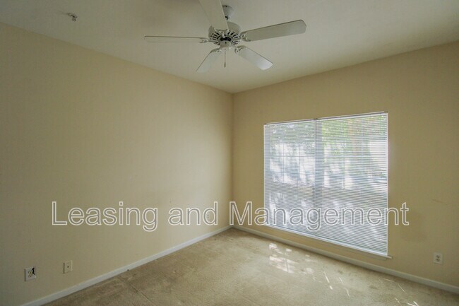 Building Photo - 700 Daniel Ellis Dr