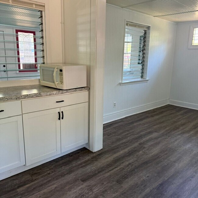 Building Photo - 1 Bedroom 1 Bath Cottage near Lake Ellen in Crawfordville