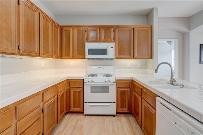 Building Photo - Fantastic 2 Bedroom Townhome minutes away to Camp Pendleton