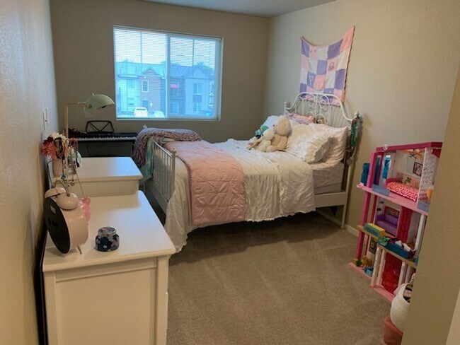 Building Photo - Spacious 3-Bedroom End-Unit Townhome for R...