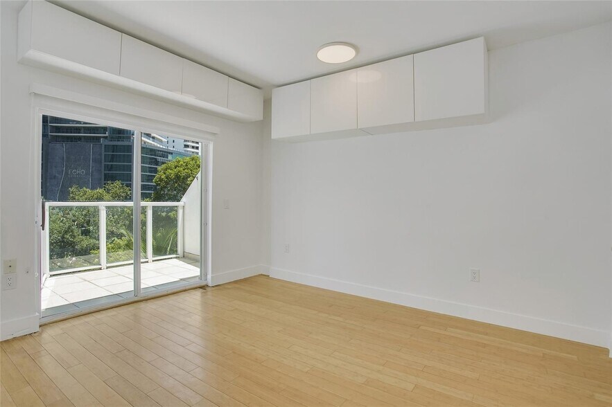 Building Photo - 1528 Brickell Ave