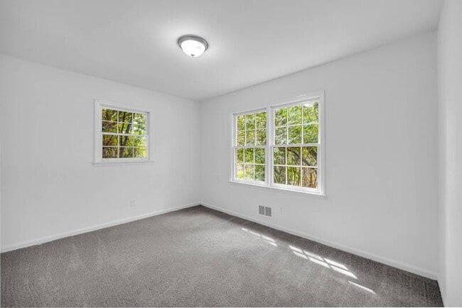 Building Photo - 1586 Kings Rd