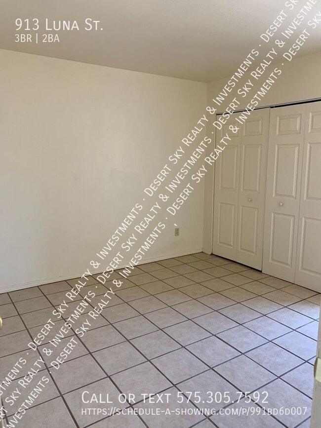 Building Photo - 913 Luna St