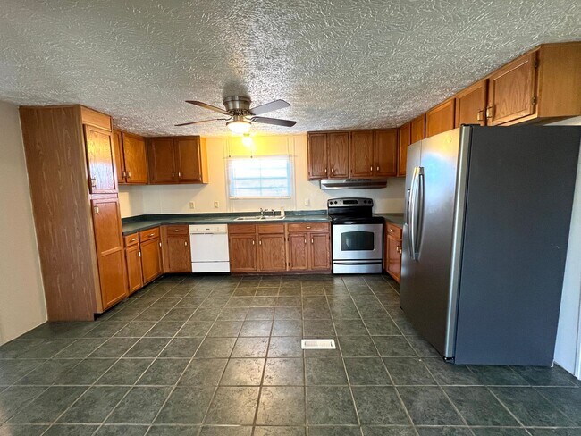 Building Photo - Location & Convenient! It Starts Here!