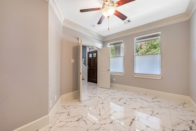 Building Photo - 212 W 6th St