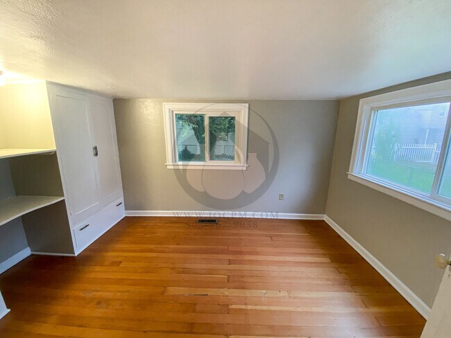 Building Photo - Cute Bungalow in NE Salem - Available Now