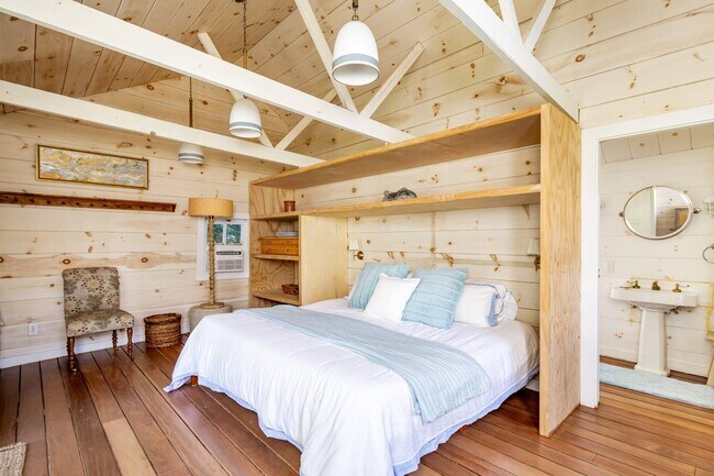 Building Photo - 156 Georgica Rd