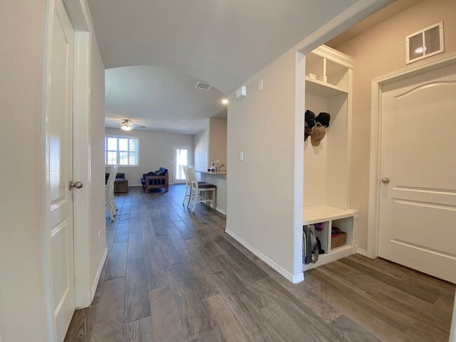 Building Photo - Gorgeous 4bed/3.5bath with 2 Master Bedrooms!