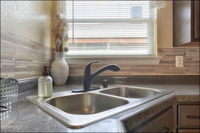 Building Photo - 683 Teichelkamp Dr