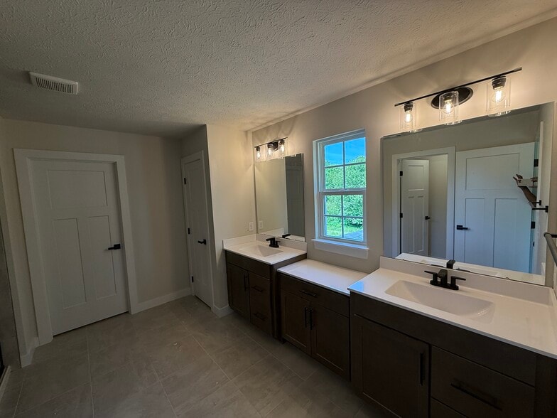 Building Photo - 801 Miramar Ln