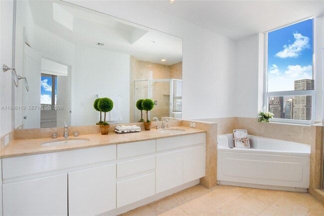 Building Photo - 848 Brickell Key Dr