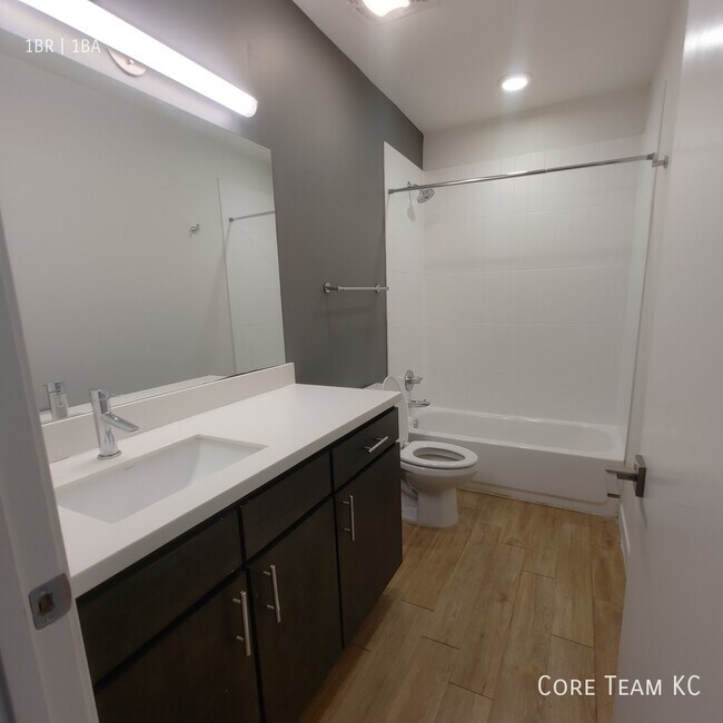 Building Photo - 662 E 63rd St