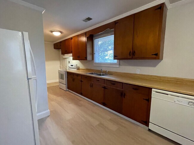 Building Photo - 2 Bedroom/1 Bathroom Duplex Located off of...