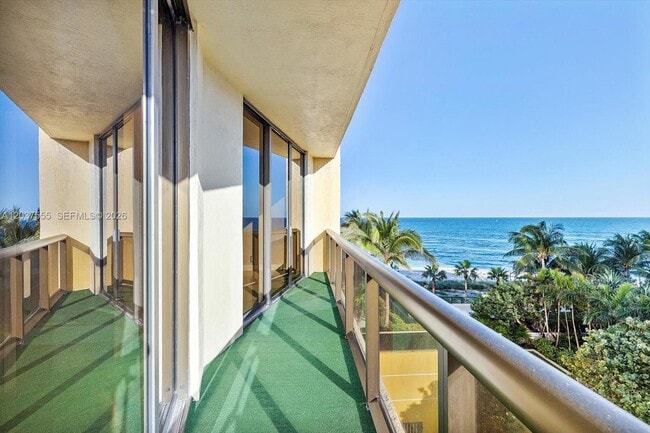 Building Photo - 16275 Collins Ave