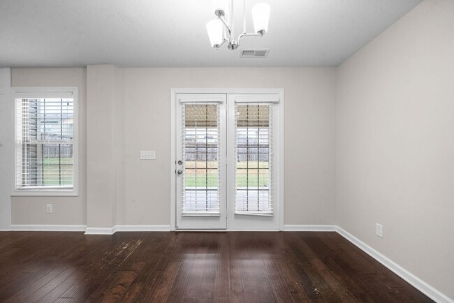 Building Photo - Pet Friendly Three Bedroom in Rossview!