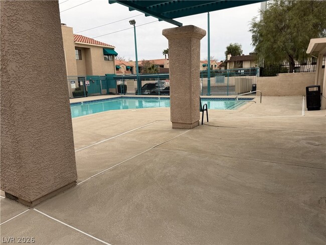 Building Photo - 2140 Pinetop Ln