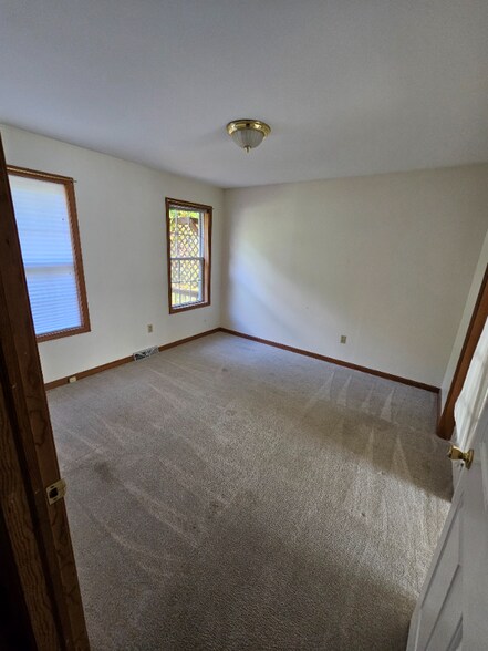 Building Photo - 120 Kayaderosseras Dr