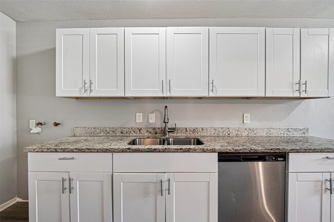 Building Photo - 4909 Holloway Dr