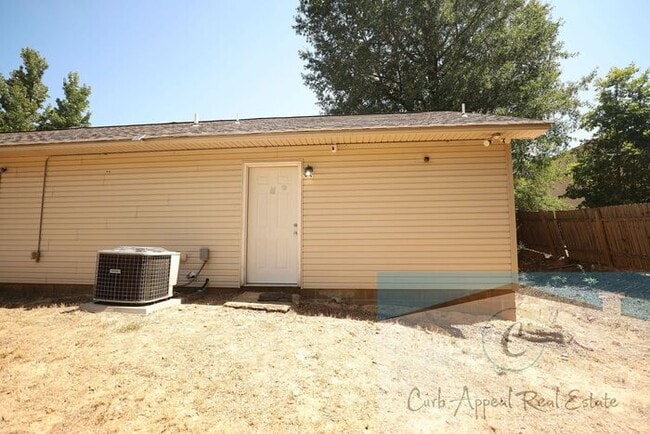 Building Photo - Utilities included!! Internet included!! Spacious 2 bed /2 full bath apt - includes washer/dryer