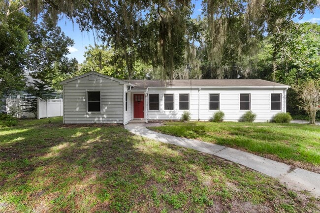 Primary Photo - 605 N Amelia Ave