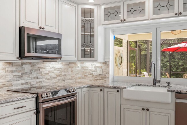 Building Photo - Secluded Annual Rental-  3 Bedroom 2 Bath Pool Home In Spanish Wells