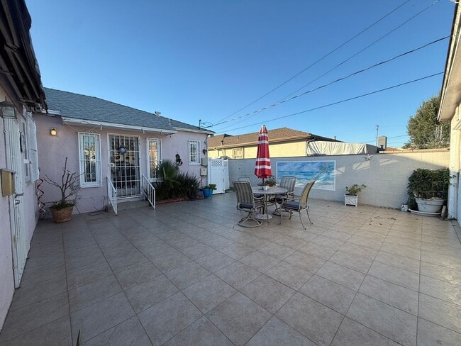 Building Photo - Charming 3BR/1.5BA Home with Cozy Fireplace