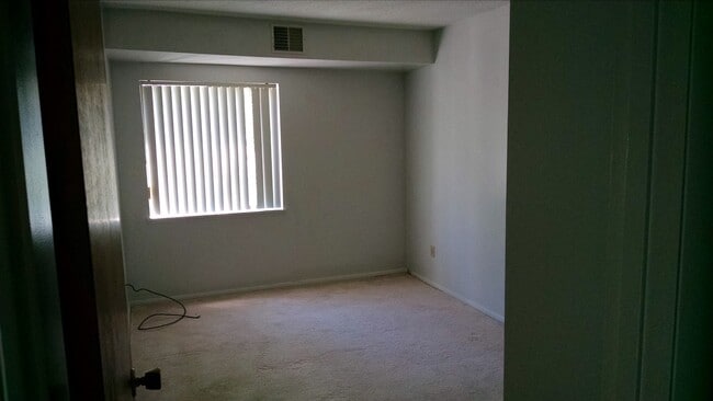 Building Photo - 2 Bed , 1 Bath Apt Close to PSU Campus