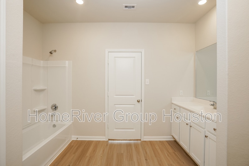 Building Photo - 14017 Freeboard Dr