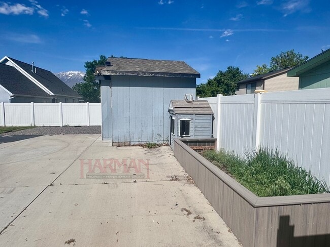 Building Photo - 863 Artesia Rd