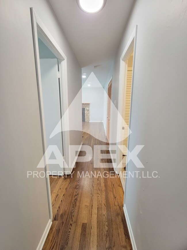 Building Photo - Renovated - 3 Bd 1 Ba Single Family home i...