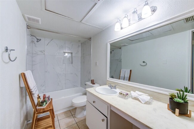 Building Photo - Newly Renovated 1 Bedroom 1 Bathroom  Avai...