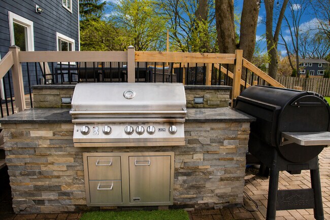 Building Photo - 2S316 Arrowhead Dr