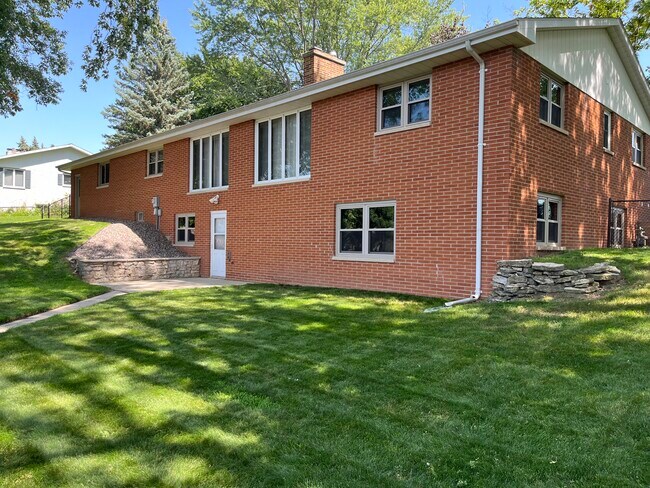 Building Photo - 2790 S Ridge Rd