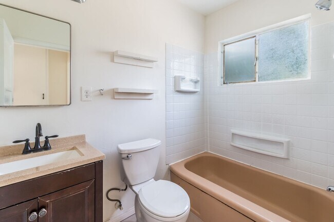 Building Photo - Bright & Spacious 1BR Retreat Near Keck Medical Center | Private Garage + Garden Space