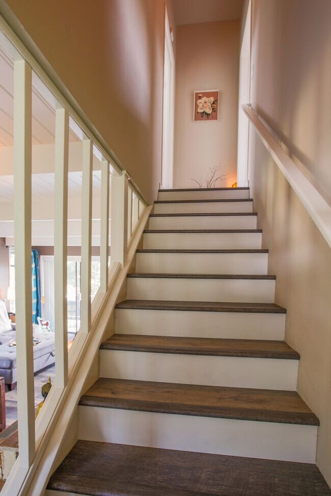 Building Photo - Gorgeous Custom Home!  Pet friendly and La...