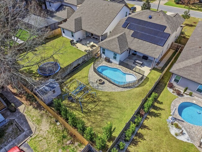 Building Photo - Stunning 4 Bedroom Home with Solar Energy & Private Pool!