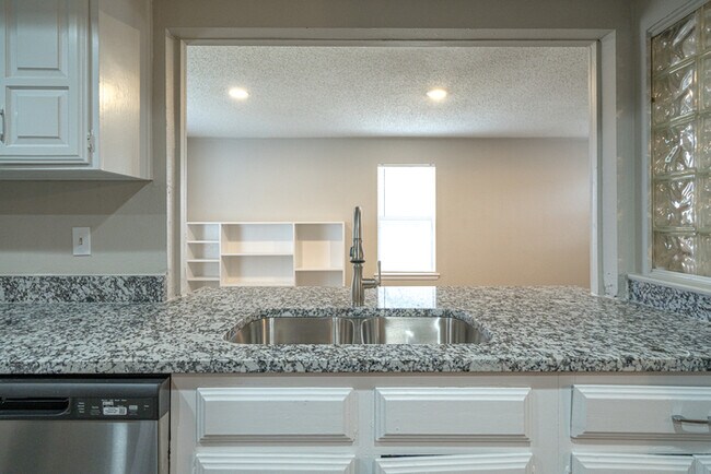 Building Photo - 1121 Via Del Rey