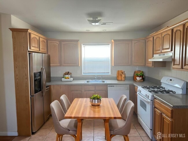 Building Photo - 663 S Park St