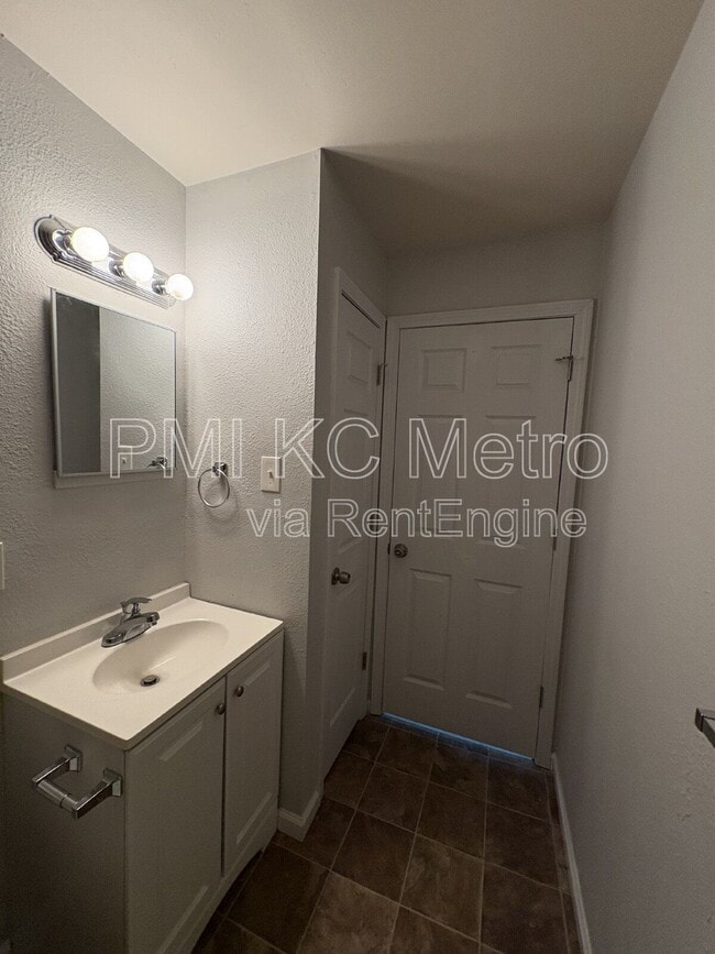 Building Photo - 1342 E 84th Terrace