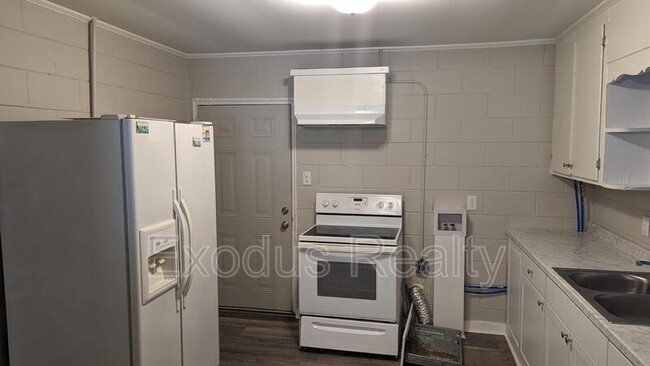 Building Photo - 502 Maple Ave