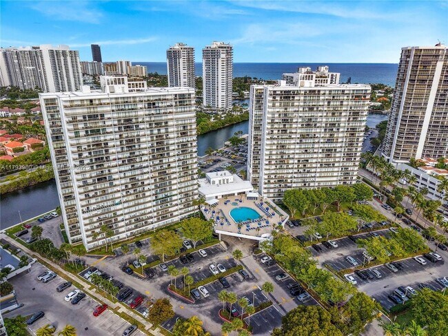 Building Photo - 3701 N Country Club Dr