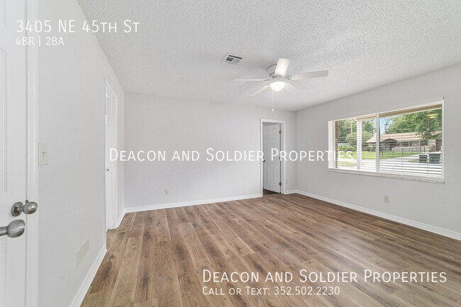 Building Photo - 3405 NE 45th St