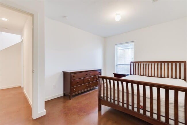 Building Photo - 21 N Ennis St