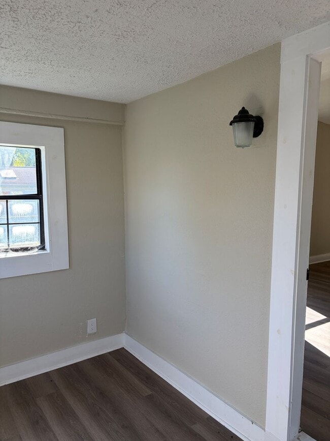 Building Photo - Newly remodeled 2-bedroom, 1-bathroom home...